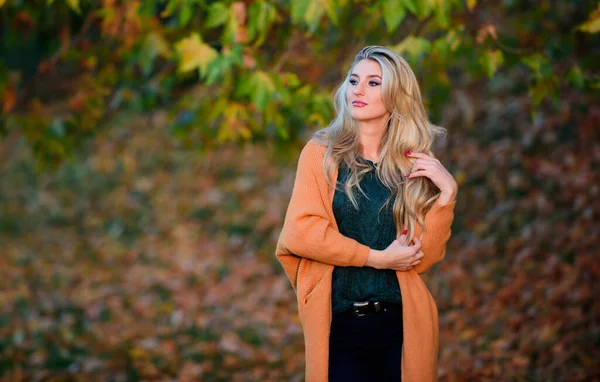 Gemütliches Outfit. Mädchen entzückende Blondine posiert in warmen und gemütlichen Outfit Herbst Natur Hintergrund defokussiert. Gemütliche lässige Outfits für den Spätherbst. Gemütliche Outfit-Ideen fürs Wochenende. Frau zu Fuß Sonnenuntergang Licht — Stockfoto