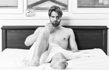 Sabah uyantıktan sonra yatakta saat kullanan yakışıklı adam. Sabah uyanmak sonra Stretch. Uykudan uyanıyorum..