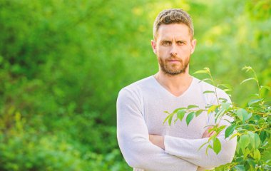 Adam yakışıklı sakallı hipster güvenle doğa arka plan standı. Cilt bakımı. Doğa huzurlu bir ortam. Doğal güzellik ilaçları. Sağlıklı bir şekilde sakla. Doğa relax spa tesisi. Doğanın gücünü hissedin