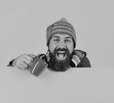 Sakallı kahverengi kahve fincanı tutar. Sabah kahvesi saat