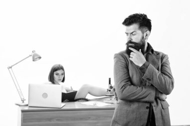 Büyük patron gibi görünüyorsun. Sakallı adam arka planda çalışan seksi kadına bakıyor. Ofiste kendine güvenen bir işadamı ve sekreter var. İş hayatında uzun sakallı kaba, beyaz bir adam.