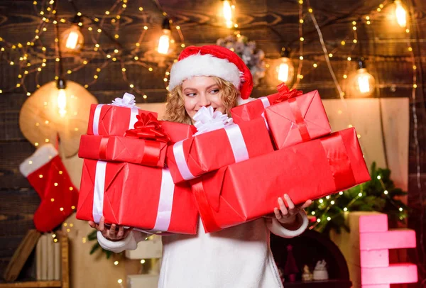 中に何が？冬休み。クリスマス・ショッピング新年明けましておめでとう配達品だクリスマスプレゼントの箱の女の子メリー・クリスマス女とクリスマスの時間 — ストック写真
