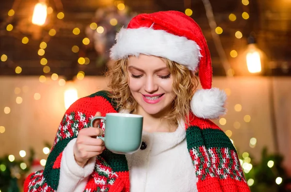 Ne güzel bir sabah. Mutlu yıllar. Noel zamanı. Kız Noel Baba şapkalı süt bardağı. Xmas havası. Kadın kakao içiyor. Neşeli kadın kendini rahat hissediyor kutlama zamanı. Kış tatili sabah kahvesi