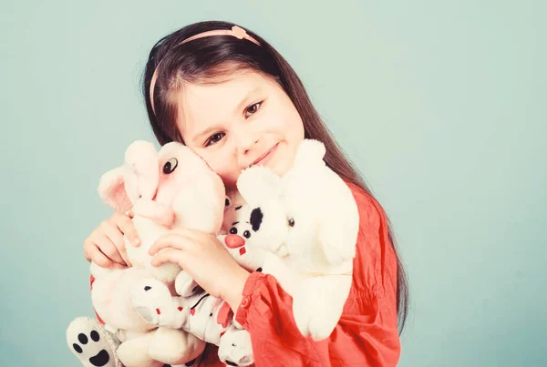 Concepto de infancia. Cara sonriente niña pequeña con juguetes favoritos. Feliz infancia. Niña jugar con juguete suave osito de peluche. Dulce infancia. Recoger juguetes hobby. Queridos recuerdos de la infancia — Foto de Stock