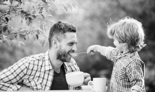 Healthy food. Family day bonding. father and son eat outdoor. small boy child with dad. they love eating together. Weekend breakfast. organic and natural food. Make with inspiration — Stock Photo, Image