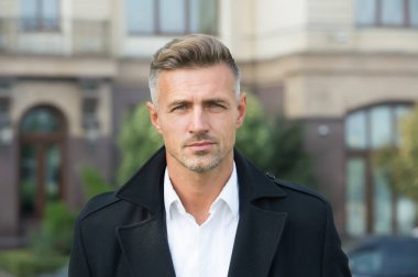 Yüz bakımı ve yaşlanma. Olgun yüzün güzelliği. Erkekleri daha çekici kılan özellikler ve davranışlar. Çekici, olgun bir adam. Gri saçlı ve kıllı, olgun bir adam. Erkekler yaşlandıkça daha çekici oluyorlar.