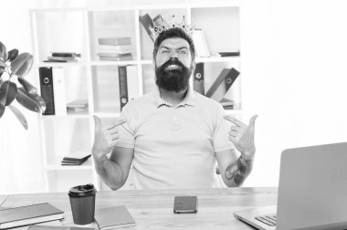 Üstünlük ve kendine güven. Office kralı. İş yerinde, ciddi patron. Agresif patron size bağıran. Ateş kavram. Bana saygı. Altın taç adam kibirli kaba patronuyla ofiste oturmak