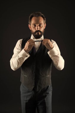 Şıklığı ve erkek tarzı. Şık tarzı. Adam adam beyaz gömlek ve klasik yelek kıyafet sakallı. Resmi kıyafeti. Şık kıyafet olgun adam. Bak, siluet iyi bak. Yaşına göre giyinmeyi
