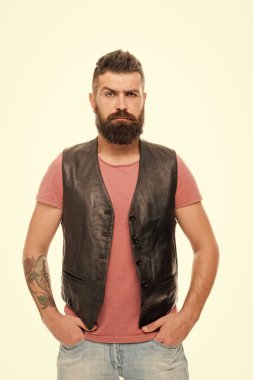 Garip hissediyorum. Duygusal yüz ifadesi. Hipster olgun adam sakallı vahşi adam. Erkeklik kavramı. Berber dükkanı ve sakal tımarı. Şekillendirme sakal ve bıyık. Moda trendi sakal tımar