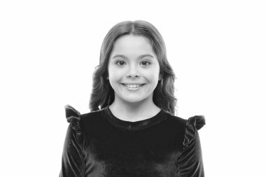 Saf güzellik. Kız uzun sağlıklı parlak saçlar izole beyaz arka plan üzerinde evlat. Uzun saçlı küçük kız. Çocuk mutlu sevimli yüzü sevimli kıvırcık saçlı. Güzellik ipuçları derli toplu saçlar için. Genç Cilt Bakımı