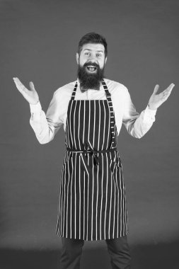 Senin için yemek pişirmekiçin mutluyum. Sakallı şef yemek yapıyor. Hipster ev veya restoran pişirme. Modern kafe konsepti. Modern yemekler pişiriyorum. Sakallı aşçı hipster önlüklü adam. Hipster şef aşçı kırmızı arka plan