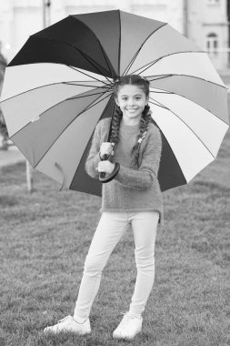 İzin gülümseme ol şemsiyeni. Neşeli ruh için renkli aksesuar. Kız çocuk uzun saç şemsiye ile yürüme. Olumlu ve iyimser kalın. Renkli Aksesuar olumlu yönde etkiler. Parlak şemsiye