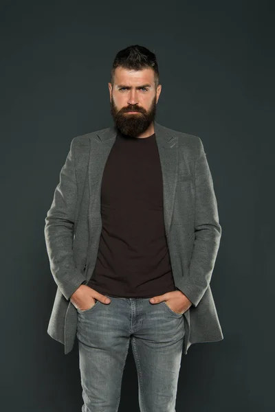 Roupa de estilo monocromático. Elegante, mas moderno. Roupa de moda. Olhar masculino. Homem hipster brutal. Hipster usando roupas casuais. Barba de Hipster e corte de cabelo elegante. Homem barbudo estilo moderno hipster — Fotografia de Stock