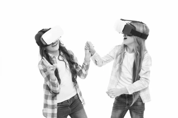 Jogo e diversão. Jogar jogo cibernético e estudo. Educação moderna. Tecnologias de educação alternativas. Educação virtual. As crianças usam hmd explorar realidade virtual ou aumentada. Meninas interagem realidade cibernética — Fotografia de Stock