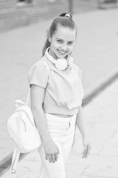 In sintonia con la tecnologia. Bambino carino con le cuffie stereo wireless. Adorabile bambina che si gode la tecnologia audio stereo. Tecnologia e musica. Nuove tecnologie — Foto Stock