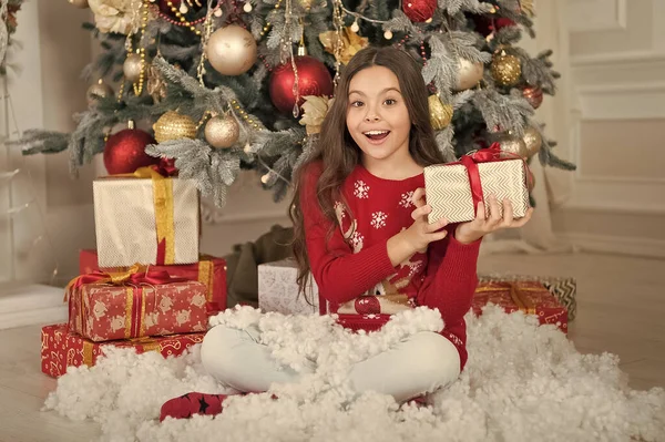 Leverans julklappar. Gott Nytt År. lycklig liten flicka firar vintersemester. juletid. Söta lilla barn flicka med nuvarande xmas. Tack. Kära santa — Stockfoto