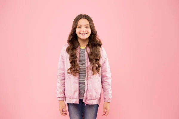 Mode meisje. Moderne mode voor kinderen. Kleding winkel. Herfst trends. Herfstseizoen collectie. Straatstijl outfit. Comfortabele outfit voor de herfst. Trendy outfit. Klein kind draagt roze bomberjack — Stockfoto