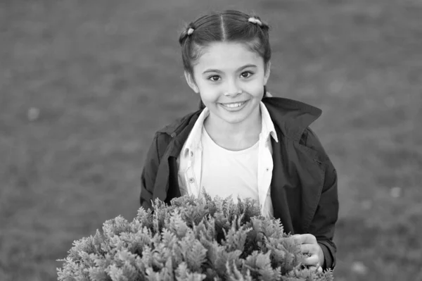 Sorriso puro. Sorriso honesto de uma criança saudável. Tempo de outono. Moda de primavera para menina. Parque ao ar livre. Criança feliz com thuja. Harmonia natural. Menina com penteado na moda sorrindo. rosto sorridente — Fotografia de Stock