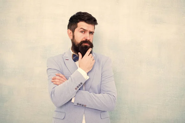 Un homme formel. Un look magique. marié de mariée à la fête de mariage. gentleman aller à un rendez-vous amoureux. homme d'affaires mature en veste bleue formelle. glamour hipster mâle avec barbe. look mode smoking. homme barbu en noeud papillon — Photo