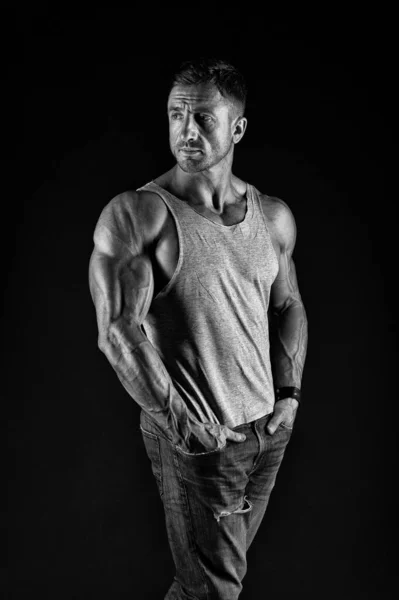 Mogen Sportsman. Bodybuilding koncept. Stark atletisk Fitness man. Bodybuilding utbildning. Styrka och motivation. Sport prestation. Framgångsrik inom idrotten. Bo bra form. Bodybuilding livsstil — Stockfoto