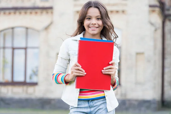 Leggi altri libri. Un bambino felice che va in biblioteca a prendere dei libri. Adorabile ragazzina che impara a leggere alle elementari. Leggerò ovunque — Foto Stock