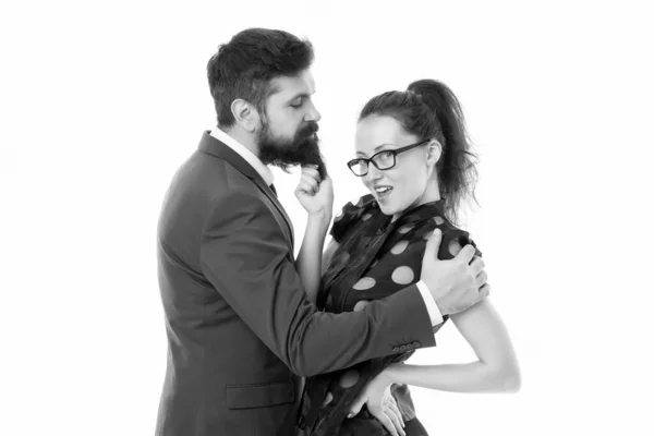 Sabendo os seus segredos sujos. Ela sabe como alcançar o sucesso. Colegas homem com barba e mulher bonita flertando. Romance de escritório e namoriscar. Brinca com o coração dele. Arte de namoriscar. Sexy secretário flerte — Fotografia de Stock