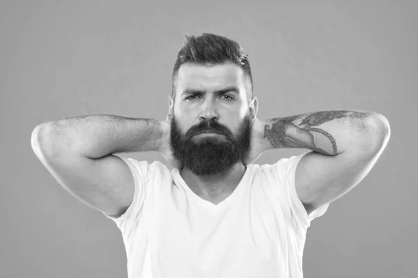 La barbe reste à la mode. Homme brutal avec de longs poils de barbe et une moustache. Homme barbu avec coupe de cheveux de mode. Un homme caucasien portant une barbe pour ressembler à un hipster. Il aime sa barbe. — Photo