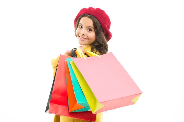 Rabais sur des produits spécifiques. Des trucs pour le profit. Marques préférées et tendances les plus chaudes. Fille avec sacs à provisions. Achats et achats. Vendredi noir. Rabais de vente. Journée shopping. Forfaits pour enfants — Photo