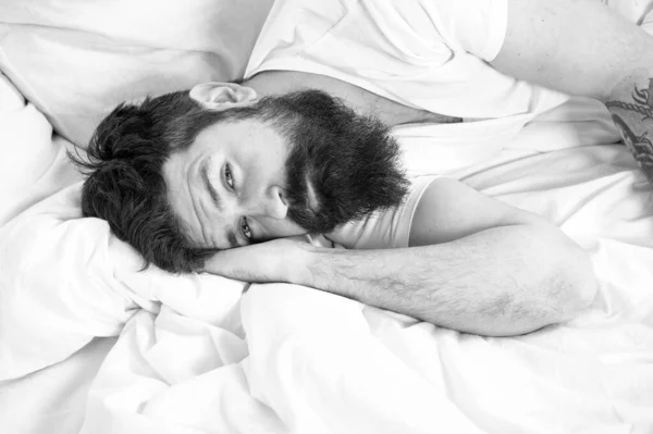 Disordini del sonno concetto. Che lunga notte. Un hipster barbuto che ha problemi a dormire. Il ragazzo sdraiato a letto cerca di rilassarsi e addormentarsi. Tecniche di rilassamento. Violazioni del sonno e della veglia — Foto Stock