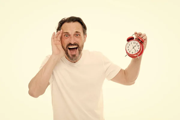 Стресові часи. Чоловік бородатий зрілий хлопець тримає годинник ізольовано на білому. Чоловік з бородою перевіряє, котра зараз година. Навички управління часом. Особистий графік і щоденний режим. Годинник нагадування час ранку — стокове фото