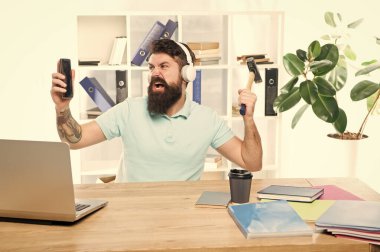 Çağrı merkezindeki iş ile ilgili en sinir bozucu şey. Gelen arama. Sinir bozucu müşteri arıyor. Adam sakallı adam kulaklık ofis akıllı telefon üzerinde salıncak çekiç. Bozulmuş iletişim. Başarısız mobil müzakereler