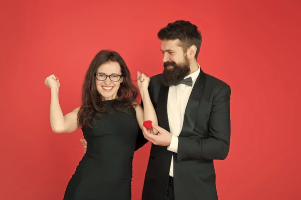 Ten slotte. Valentines Day viering. Gelukkig sexy paar verliefd. Tuxedo man en dame bij engagement viering. bebaarde man maken vrouw huwelijk voorstel. formeel paar. ring in vak. liefdes datum. Ja — Stockfoto