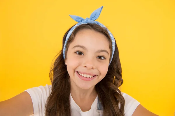 Sorri como um modelo. Criança pequena adorável com sorriso feliz no fundo amarelo. Menina feliz com sorriso branco saudável no rosto alegre. Desfrute de um sorriso mais brilhante e dentes mais brancos — Fotografia de Stock