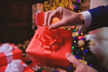Noel ve yeni yıl için hazır olun. Sihirli anlar. Hediye kutuları büyük şerit yay ile kapatın. Kırmızı hediyeler sarılmış ya da sunar. Hediyeler kavramı kaydırma. Sürpriz hediyeler aile ve arkadaşlar için hazırlamak