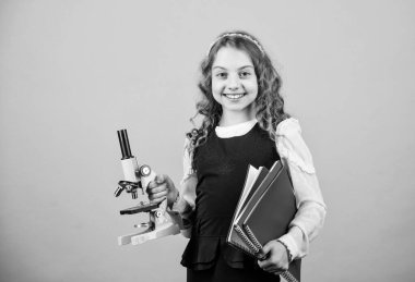 Çocuk biyolojisi dersi. Geleceği keşfet. Eğitim ve bilgi. Laboratuvarda bilim araştırması. Mikroskobu olan küçük dahi kız. Okula dönüyorum. Küçük kız bilim adamı deneyi. Okuldan ders.