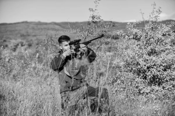 Viser les compétences. Permis de chasse. Le chasseur barbu passe ses loisirs à chasser. Matériel de chasse pour les professionnels. La chasse est un passe-temps masculin brutal. Un homme qui vise la nature. Chasseur tenir fusil — Photo