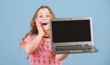 Blog konsepti. Dizüstü bilgisayarı olan küçük bir kız. Bilgisayarı kullanan küçük bir çocuk. Dijital teknoloji. Çocuk laptopla çalışıyor. İnternette sörf yapmak. Kendi blogunu oluştur. Kişisel blog. Sosyal ağlar ve günlük