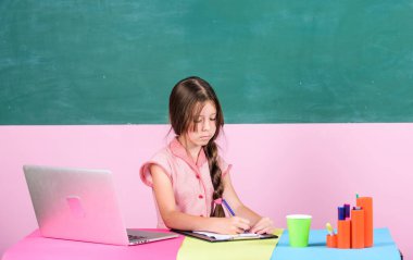 Online rota. Online okul. Çevrimiçi eğitim. Uzaktan eğitim. Video dersleri izliyordum. Öğrenci dijital teknoloji okuyor. Eğitici içerik. İnternette sörf yapan liseli kız. Ebeveyn danışma kavramı