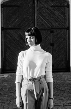 Yüksek belli pantolonlar podyuma dönmeye devam ediyor. Kadın çekici esmer şık kıyafet. Yüksek belli. Kadınlık ve kadınsı rakam vurgulamak. Kız makyaj yüz gevşek yüksek bel pantolon giymek