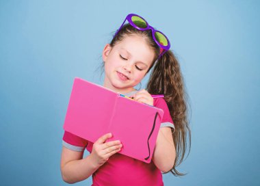 Hobi ve eğlence. Okumak için en komik kitaplar. Plaj yaz için okur. Çocuk kitap okumayı sever. Popüler tatil kitapları. Edebiyat kavramı. Yaz tatili için harika kitaplar. Güneş gözlüğü kız kitap tutun