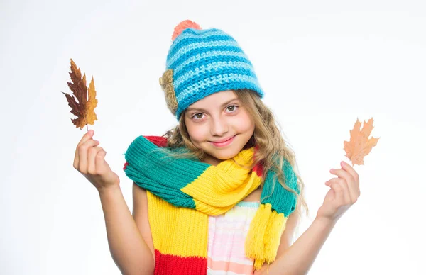 따뜻 한 모직물 액세서리. 모자 랑 스카프는 따뜻하게 유지해. 가을 패션 컨셉. 아이들은 따뜻 한 뜨개 질 모자와 긴 스카프를 착용 합니다. 어떤 직물 이 이 번 가을에 가장 따뜻 한 당신을 유지합니다. 하얀 배경을 가진 행복 한 소녀 — 스톡 사진