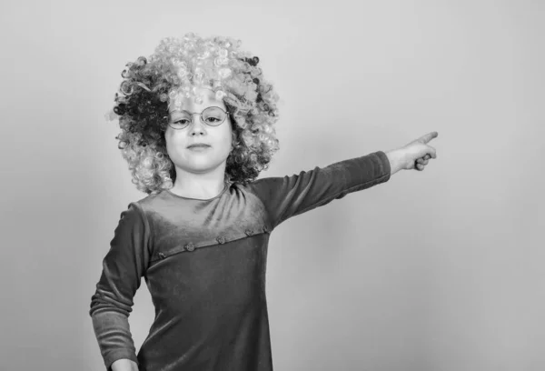 En esta dirección. Chica linda niña juguetona usar rizado arco iris peluca. La vida es divertida. Feliz infancia. Niña feliz. Día internacional de los niños. Cuidado de niños. Momentos felices. Adorable bebé divirtiéndose — Foto de Stock