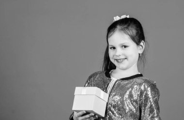 Tüm gözler üzerinde. Özel her gün olur. Hediye kutusu mavi arka planlı kız. Kara Cuma. Alışveriş günü. Sevimli çocuk hediye kutusu taşır. Sürpriz hediye kutusu. Doğum günü dilek listesi. Mutluluk dünyası