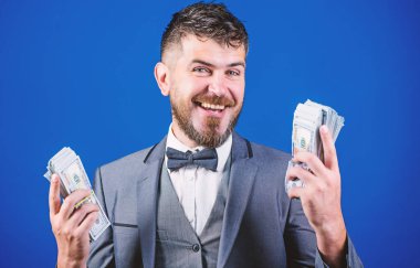 Mutlu ve varlıklı. Zengin işadamı ve dolarlar banknotlar. Elinde nakit para olan sakallı adam. Para destesi ile para komisyoncusu. Kendi işiyle para kazanıyor. İşletme başlangıç kredisi