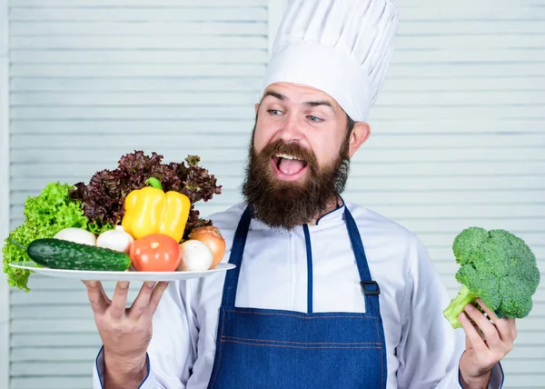 Vegetarischer Salat mit frischem Gemüse. gesunde Ernährung Kochen. Reifer Hipster mit Bart. glücklicher bärtiger Mann. Kochrezept. Biolebensmittel essen. Kulinarisch. Vitamin. Spaß haben — Stockfoto