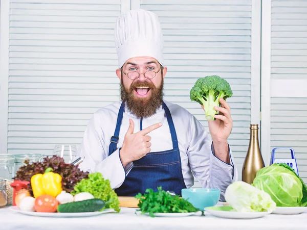 Mann Kochmütze und Schürze halten Brokkoli. Konzept für gesunde Ernährung. bärtiger Profikoch, der gesunde Lebensmittel zubereitet. gesunde vegetarische Rezepte. Bio-Gemüse. Ich wähle nur gesunde Zutaten — Stockfoto