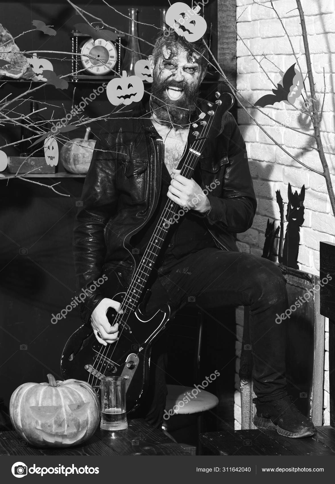 Mannen som bruker skummel sminke med gresskar og flaggermus – stockfoto ©  stetsik #311642040, image size:1178x1700