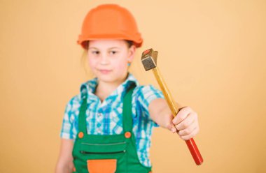 Kendini geliştirmek için aletler. Çocuk bakımı. Geleceğin mesleği. İnşaat mühendisi mimar. Çocuk müteahhit kız. Geleceğini kendin kur. Girişimci çocuk kasklı miğfer üreticisi.