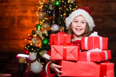 Açık Noel hediyesi. Parti şapkalı küçük kız. Kış tatili Kış tatili partisi. Yeni yıl. Noel Baba küçük kız. xma sparty. Kış. Noel zamanı. Kış partisi. Mutlu yıllar. Xmas parti hazırlığı