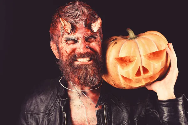 Concepto fiesta de Halloween. Diablo o monstruo con decoraciones de octubre . — Foto de Stock